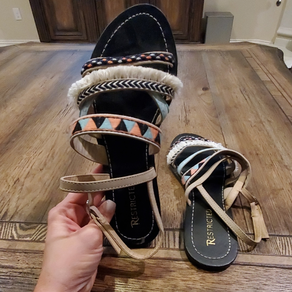 Cute sandals - Picture 2 of 2